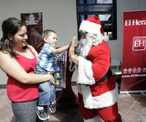 El pequeño Wilson André Ochoa, no podía creer que el mismo Santa haya bajado del Polo Norte para entregarle su regalo. “Chocala mi nietecito”.