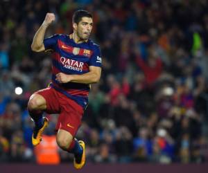 El uruguayo Luis Suárez celebra uno de los cuatro goles anotados este sábado con el Barcelona, foto: Agencia AFP.