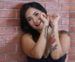 La mayoría de los tatuajes de Rosa Alvarado están relacionado con su nombre. / (Foto: Emilio Flores)