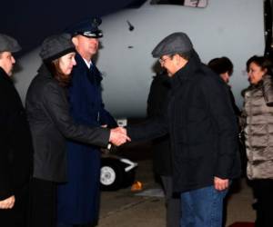 Momento cuando el presidente Juan Orlando Hernández y una delegación hondureña llegó la noche de este lunes a Washington, capital de Estados Unidos (Foto: Johny Magallanes)