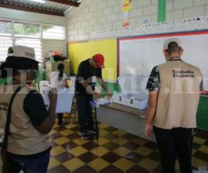 En esta mesa protestaban porque el material no estaba completo y los custodios no dieron explicación (Foto: Mario Urrutia/ El Heraldo Honduras/ Noticias de Honduras)