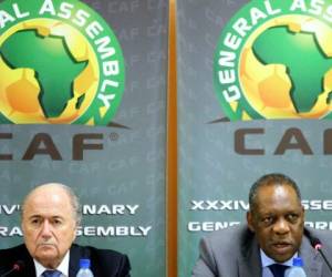 Josepp Blatter e Issa Hayatou en un congreso de la CAF.