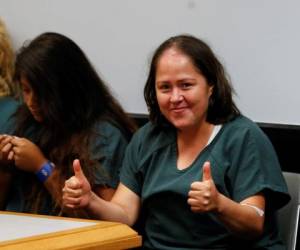 Isabel Martínez hace gestos a las cámaras durante su primera audiencia en corte, este viernes 7 de julio, en Lawrenceville, Ga. Martínez es acusada de matar a cuatro de sus hijos y a su esposo. (AP Photo/John Bazemore)