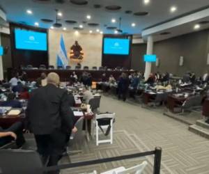 Ocho días duraron las misas negras, las llamadas telefónicas, las presiones y hasta ofrecimientos, en el Congreso Nacional para que se ratificara la adhesión de Honduras a la Corporación Andino de Fomento (CAF) para que al final el titular del Legislativo, Luis Redondo, dijera en las últimas horas que dicha ratificación “nunca fue necesaria” y que más bien hace una semana que mandó el decreto para su respectiva sanción por el Ejecutivo, lo que ha deja a los hondureños cuestionando ¿y entonces para que insistieron tanto por esa ratificación del acta de sesión?