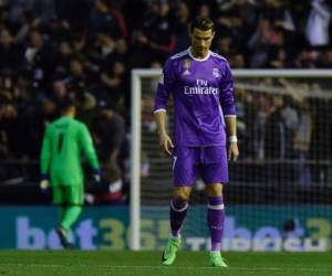 Real Madrid's Portuguese forward Cristiano Ronaldo stands after a goal by Valencia during the Spanish league football match Valencia CF vs Real Madrid CF at the Mestalla stadium in Valencia on February 22, 2017. / AFP PHOTO / JOSE JORDAN