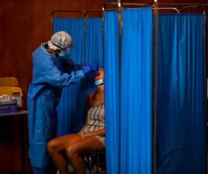 Un voluntario con una torunda realiza una prueba de COVID-19 a una mujer en Vilafranca del Penedes, Barcelona, España. Foto AP.