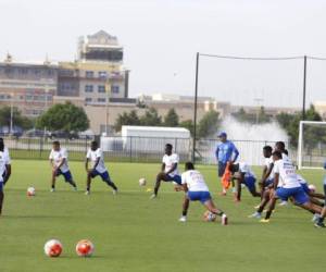 Los seleccionados hondureños realizan ejercicios de calentamiento.