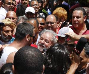 Cientos de partidarios de Lula se apostaron frente a su domicilio y gritaron consignas de apoyo al líder político brasileño. Fotos: AP