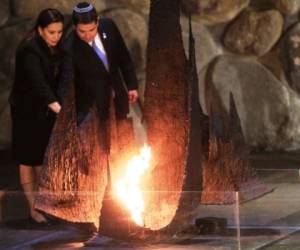 Ana García y Juan Orlando Hernández rinden homenaje a los 6 millones de víctimas del Holocausto.