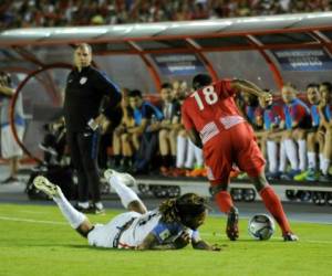 Luis Tejada de Panamá en acción con Jermaine Jones de Estados Unidos.