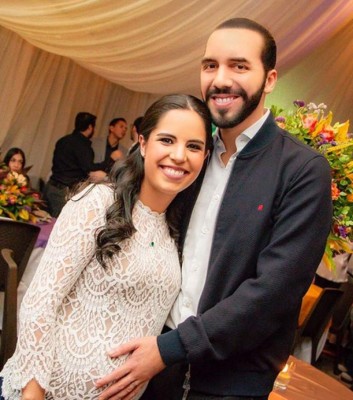 Entre El Amor Y La Politica Las Tiernas Fotos De Nayib Bukele Y Gabriela Rodriguez