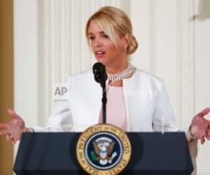 En esta fotografía de archivo del 29 de marzo de 2017, la fiscal general Pam Bondi hace declaraciones durante el Panel de Empoderamiento de las Mujeres en la Casa Blanca en Washington.