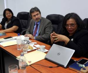 los representantes de la Misión de Apoyo sostuvieron una reunión con la rectora de la Universidad Nacional Autónoma de Honduras (UNAH), Julieta Castellanos, foto: Jimmy Argueta.