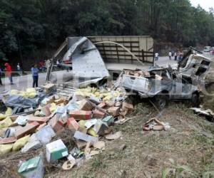 Según versiones de los equipos de socorro, el hecho involucra a al menos tres vehículos, entre ellos un camión que impactaron a la altura del sector la Montañita, foto: Jimmy Argueta / EL HERALDO.