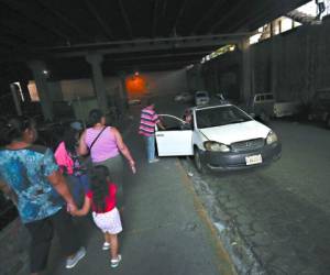 El oscuro punto de taxis con ruta Los Dolores-Buenos Aires está a escasos metros de la Metropolitana número Uno y la seguridad no llega. Foto Johny Magallanes/EL HERALDO.