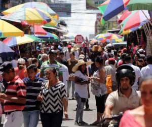 En los mercados de la capital, los vendedores esperan la llegada de los asiduos clientes, en especial de los que no salen durante el feriado.