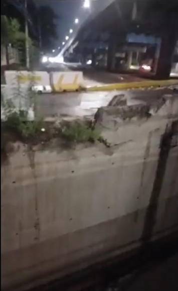 Las imágenes del accidente del pick-up que volcó en el túnel del bulevar Suyapa