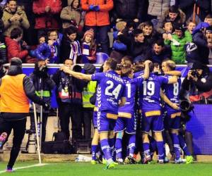 Los jugadores del Alavés festejan la anotación que les dio el pase a la final de la Copa del Rey. Foto: Agencia AFP / El Heraldo.