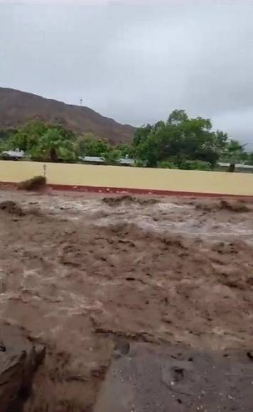 Huracán Hilary se degrada a categoría 2 y deja fuertes lluvias en noroeste de México