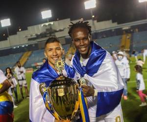 Kevin López y Rubilio Castillo levantan la Copa de liga de Guatemala.