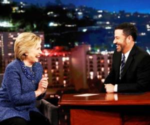 Hillary Clinton con el cómico Jimmy Kimmel. (Foto: AP)