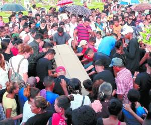 La pequeña Kimberly Irías (8) y su hermanito Josua Irías (6) fueron enterrados la mañana de este lunes.