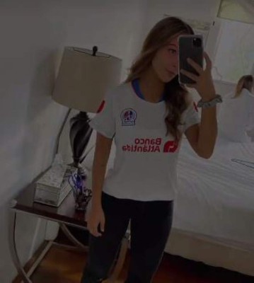 Nuni Joya, tiktoker, comentarista deportiva y española fanática del Olimpia