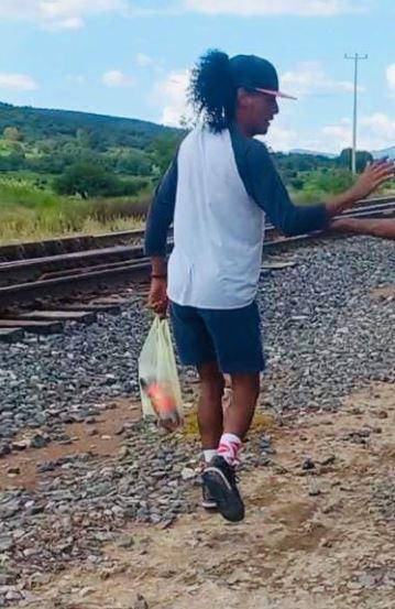 Esta es una de las últimas imágenes del compatriota en vida, cuando transitaba cerca de las vías del tren en donde habría abordado a La Bestia para continuar su viaje.