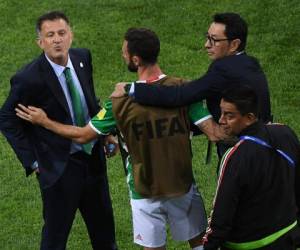 Mexico's Colombian coach Juan Carlos Osorio (L) reacts during the 2017 Confederations Cup group A football match between Mexico and New Zealand at the Fisht Stadium in Sochi on June 21, 2017. / AFP PHOTO / Patrik STOLLARZ