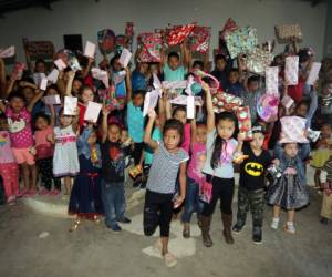 Los infantes en son de agradecimiento alzaron sus juguetes. Foto: David Romero/EL HERALDO.