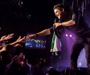 Alejandro Sanz fue aplaudido por muchos al defender a una fémina en pleno concierto.