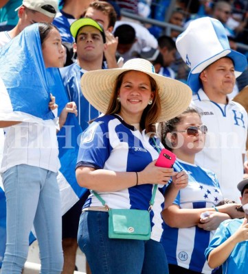 Las catrachas que adornan con su belleza el Estadio Olímpico