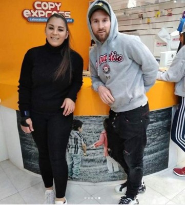 Messi visita un mall en Argentina para tomarse una foto tamaño carné y causa furor entre los empleados