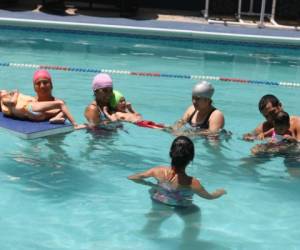 Los niños disfrutan del agua todos los sábados.