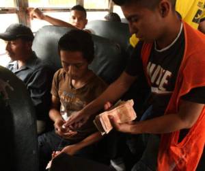 Actualmente los usuarios pagan cuatro lempiras de transporte en los buses amarillos.