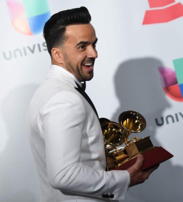 FOTOS: Esposa de Luis Fonsi se roba las miradas en los Grammy con sensual vestido rojo