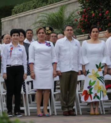 Estos son los vestidos que la primera dama Ana García de Hernández ha usado en los desfiles patrios