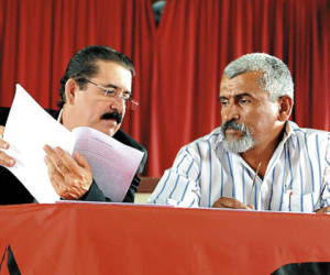 Ousted Honduran President Manuel Zelaya (C), talks with FNRP deputy coordinator Juan Barahona (R), during a press conference in Tegucigalpa on June 16, 2011. Zelaya announced protests from next Monday on in support of his former minister of the presidency, Enrique Flores Lanza, accused of corruption activities during Zelaya's government. AFP PHOTO/ Orlando SIERRA.