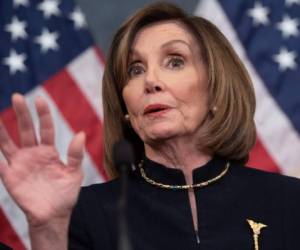 Pelosi todavía no ha enviado los cargos que aprobó la semana pasada la Cámara Baja ya que está en una pugna con el líder del Senado. Foto: AFP