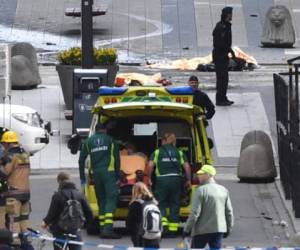 Según la radio sueca, tres personas murieron en el incidente y la emisora sueca SVT reportó que se hicieron disparos (Foto: AP)