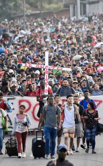 ”No tenemos de otra”: caravana migrante sigue su camino por México