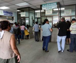 Ramón Cantarero llegó desde Comayagua a la emergencia del IHSS buscando atención, pero no encontró medicamentos.