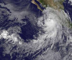 El meteoro podría causar más deslaves, desbordamientos de ríos e inundaciones en ocho estados de la costa centro y norte del Océano Pacífico (Foto: AFP)