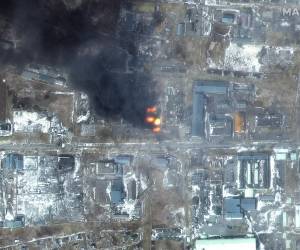 Los bombardeos rusos destrozaron el sábado el aeropuerto de Vasylkiv, a unos 40 km al sur de Kiev, según el alcalde de esa ciudad.