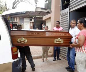 Momento en que los familiares retiran de la morgue capitalina el cadáver de Brayan Moisés Amador, quien la noche del martes fue raptado de la colonia Las Torres.