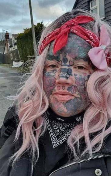 “No me dan trabajo”: el drama de una madre de siete niños tatuada de pies a cabeza