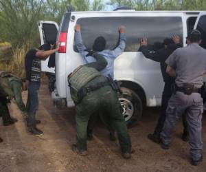 Las autoridades, tras la recuperación de las personas, identificó a los contrabandistas, que resultaron ser dos hombres de nacionalidad mexicana.