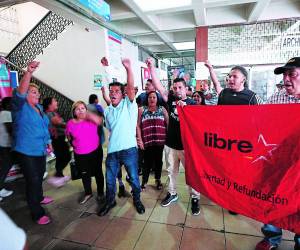 Los colectivos de Libre permanecen al interior de los centros de salud y niegan que se brinden los servicios a los pacientes. Por ahora Salud ha callado con respecto a la situación que mantiene en zozobra a los pacientes y al personal de la RMS debido a las protestas.