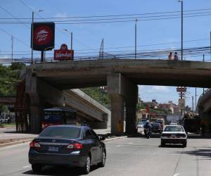 El puente tiene una altura suficiente para que los vehículos pesados puedan circular con normalidad.