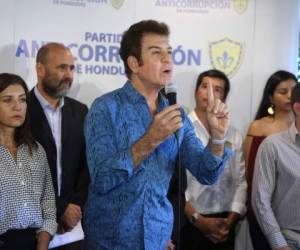 El presidente del Pac, Salvador Nasralla, y sus aliados en conferencia de prensa.